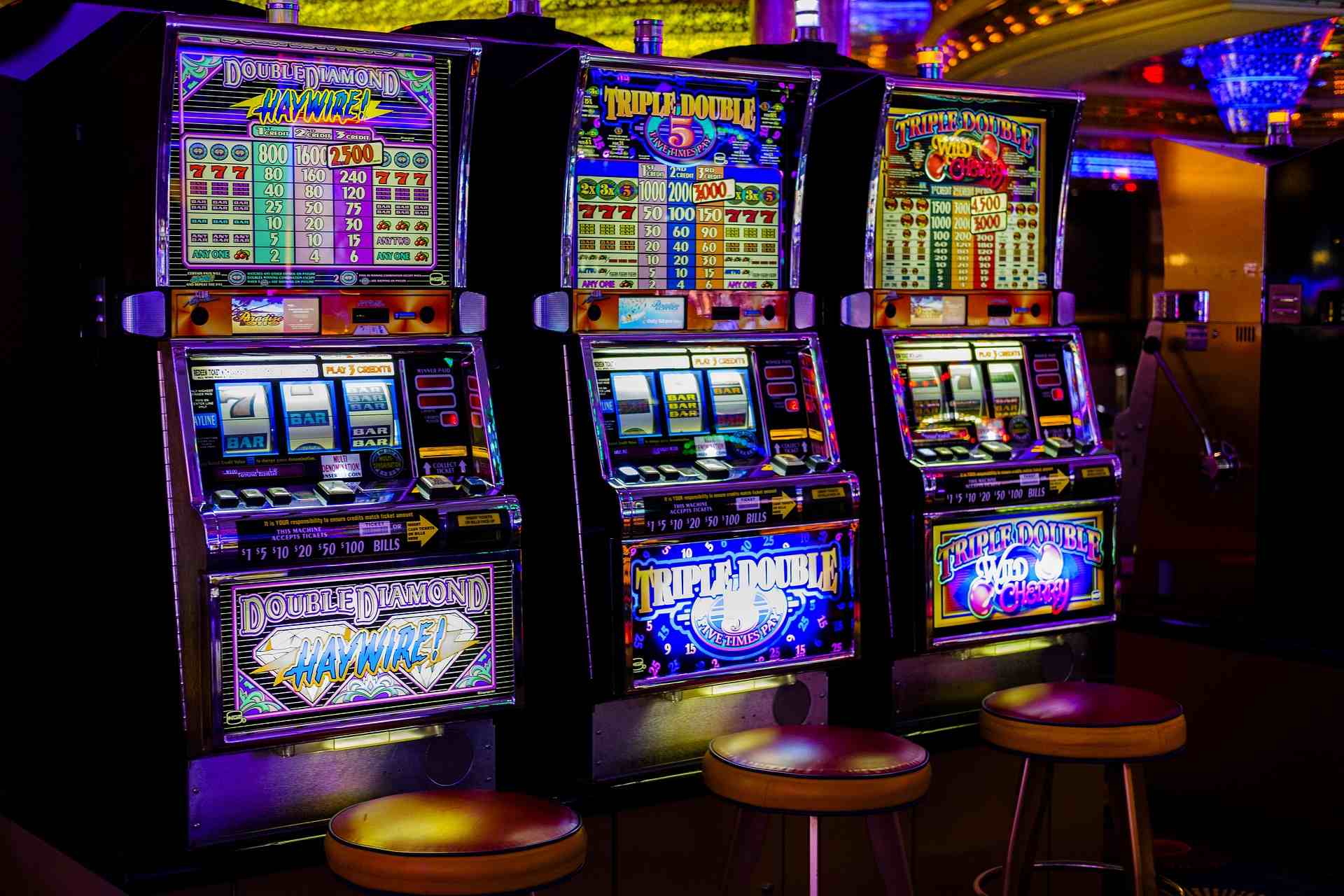 Drei Spielautomaten in einem Casino